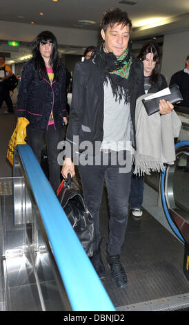 Alison Mosshart et Jamie Hince Le tue arrivent à l'Aéroport International de Narita à titre sur la troisième journée du Fuji Rock Festival Narita, Japon - 31.07.11 Banque D'Images