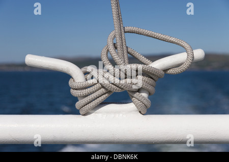 Corde dans un nœud de marin sur un ferry en Ecosse Banque D'Images