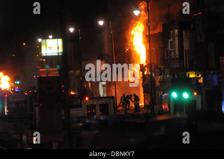 Des émeutiers à Tottenham, au nord de Londres, ont mis le feu à deux voitures de police, un bus à impériale et divers magasins après une manifestation devant le commissariat de police local ont tourné à la violence. 120 manifestants ont marché jusqu'à la grande route exigent des réponses après Mark Duggan Banque D'Images