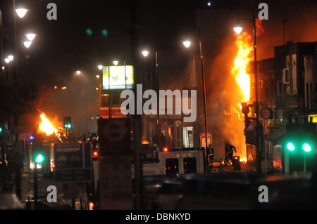 Des émeutiers à Tottenham, au nord de Londres, ont mis le feu à deux voitures de police, un bus à impériale et divers magasins après une manifestation devant le commissariat de police local ont tourné à la violence. 120 manifestants ont marché exigent des réponses après Mark Duggan a été tué par arme à feu Banque D'Images