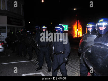 Des émeutiers à Tottenham, au nord de Londres, ont mis le feu à deux voitures de police, un bus à impériale et divers magasins après une manifestation devant le commissariat de police local ont tourné à la violence. 120 manifestants ont marché exigent des réponses après Mark Duggan a été tué par arme à feu Banque D'Images