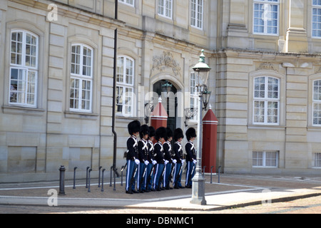 La modification de la garde, des soldats à l'extérieur du Palais de Christiansborg, à Copenhague, Danemark. Banque D'Images
