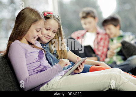 Les enfants à l'aide de tablette numérique, Osijek, Croatie, Europe Banque D'Images