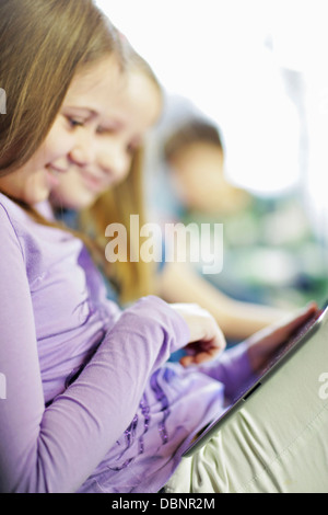 Girls using digital tablet, Osijek, Croatie, Europe Banque D'Images