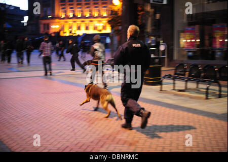 Zone de patrouille de police l'arène à Birmingham, Angleterre le 8 août 2011. Les émeutes et les pillages ont éclaté dans tout le Grand Londres et sont maintenant de l'ampleur dans tout le pays après l'assassinat de Mark Duggan par la police à Tottenham, au nord de Londres sur Fr Banque D'Images