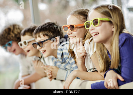 Les enfants regarder la télévision portant des lunettes 3D, Osijek, Croatie, Europe Banque D'Images