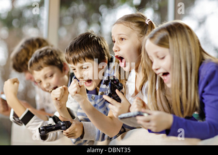 Enfants jouant des jeux vidéo, Osijek, Croatie, Europe