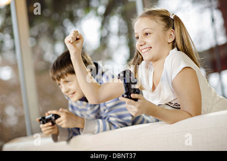 Enfants jouant des jeux vidéo, Osijek, Croatie, Europe