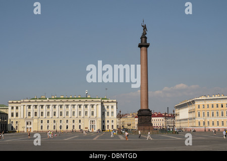 La colonne d'Alexandre en face du Palais d'hiver, Musée de l'Ermitage, de la Place du Palais, Saint Petersbourg, Russie, Saint Petersburg Banque D'Images