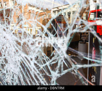 La suite d'émeutes à Camden Town, Londres, Angleterre le 9 août 2011. La police et les équipes de pompiers ont été utilisées au maximum après une troisième nuit d'émeutes et de pillages à travers Grand Londres et régions du Royaume-Uni après le tournage de Mark Duggan par f Banque D'Images