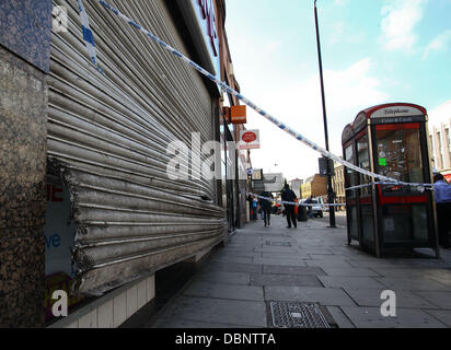 La suite d'émeutes à Camden Town, Londres, Angleterre le 9 août 2011. La police et les équipes de pompiers ont été utilisées au maximum après une troisième nuit d'émeutes et de pillages à travers Grand Londres et régions du Royaume-Uni après le tournage de Mark Duggan par f Banque D'Images