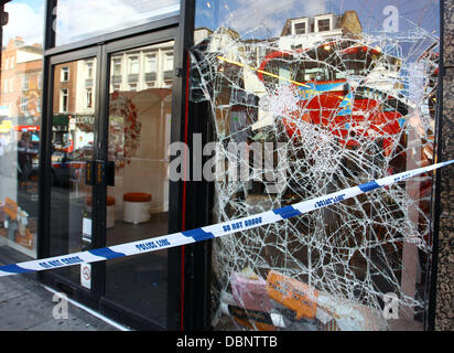 La suite d'émeutes à Camden Town, Londres, Angleterre le 9 août 2011. La police et les équipes de pompiers ont été utilisées au maximum après une troisième nuit d'émeutes et de pillages à travers Grand Londres et régions du Royaume-Uni après le tournage de Mark Duggan par f Banque D'Images