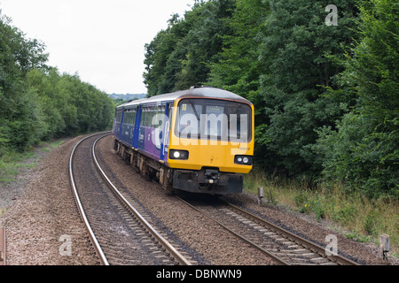 Un train de voyageurs diesel sur la ligne principale près de Deighton, près de Huddersfield, West Yorkshire, Angleterre Banque D'Images