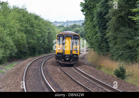 Un train de voyageurs diesel sur la ligne principale près de Deighton, près de Huddersfield, West Yorkshire, Angleterre Banque D'Images