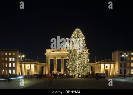 L'arbre de Noël illuminé et la porte de Brandebourg sur la Pariser Platz carrés dans la soirée, Berlin Banque D'Images