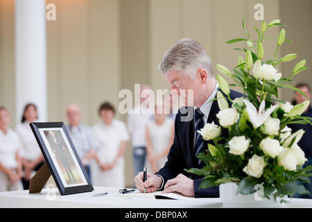 Chef de la direction de ThyssenKrupp, Heinrich Hiesinger, signe un livre de condoléances pour le défunt président de l'Alfried Krupp von Bohlen und Halbach Foundation, Berthold Beitz, au siège du groupe à Essen, Allemagne, 02 août 2013. Photo : ROLF VENNENBERND Banque D'Images