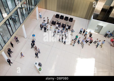 Employés de ThyssenKrupp signer un livre de condoléances pour le défunt président de l'Alfried Krupp von Bohlen und Halbach Foundation, Berthold Beitz, au siège du groupe à Essen, Allemagne, 02 août 2013. Photo : ROLF VENNENBERND Banque D'Images