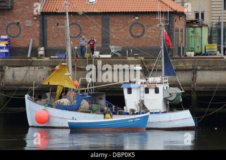 Les pêcheurs de la pêche Aurora395 SD Coble, à côté d'un autre bateau de pêche. L'usure de la rivière,Sunderland. Banque D'Images