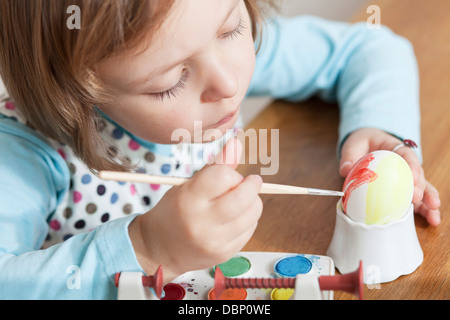 Petite fille d'oeufs de Pâques à colorier, Munich, Bavière, Allemagne Banque D'Images