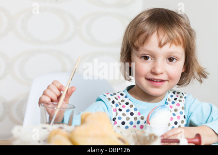 Petite fille d'oeufs de Pâques à colorier, Munich, Bavière, Allemagne Banque D'Images