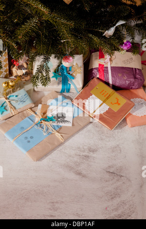 Boîtes cadeaux placés sous arbre de Noël, Munich, Bavière, Allemagne Banque D'Images