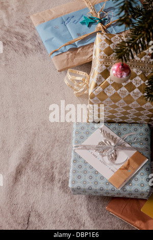 Boîtes cadeaux placés sous arbre de Noël, Munich, Bavière, Allemagne Banque D'Images