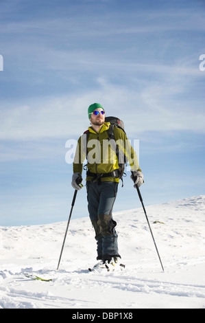 Homme debout skieur d'arrière-pays dans la neige, Alpbach, Tyrol, Autriche, Europe Banque D'Images