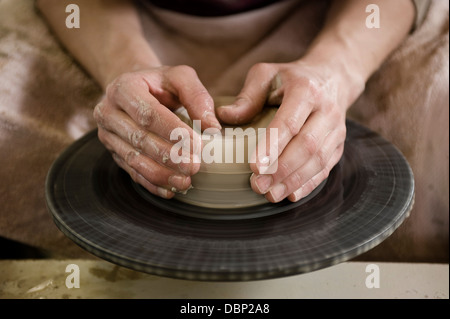 Artisane travailler sur les poteries roue, Bavaria, Germany, Europe Banque D'Images