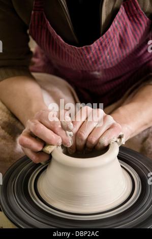 Artisane travailler sur les poteries roue, Bavaria, Germany, Europe Banque D'Images