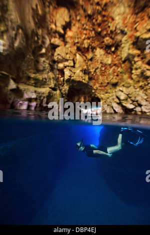 La plongée, la Grotte Bleue, La Mer Adriatique, l'île de Mljet, Croatie Banque D'Images