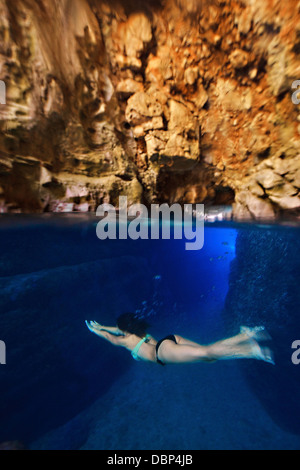 La plongée, la Grotte Bleue, La Mer Adriatique, l'île de Mljet, Croatie Banque D'Images