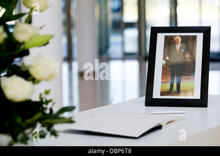 Une photo du défunt président de l'Alfried Krupp von Bohlen und Halbach Foundation, Berthold Beitz, se tient à côté d'un livre de condoléances au siège du groupe à Essen, Allemagne, 02 août 2013. Photo : ROLF VENNENBERND Banque D'Images