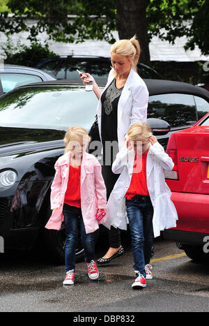 Alex Gerrard aka Alex Curran et ses filles, Lilly et Lexie, arrivant à l'hôpital pour rendre visite à son mari star football Steven Gerrard, qui est sous traitement pour une infection de l'aine Liverpool, Angleterre - 04.08.11 Banque D'Images