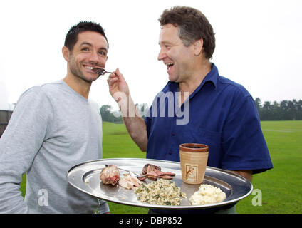 Dunfermline Athletic FC Gary Mason tente quelques pigeon de top chef Christopher Trotter pour promouvoir la Journée dans le club de Bruce's home town à la fin du mois Pitreavie, ÉCOSSE - 04.08.11 Banque D'Images