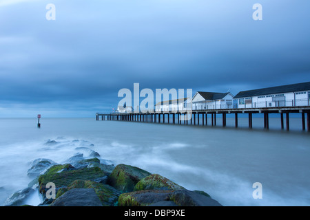 Southwold pier, plage et mer défenses sur un matin d'été au lever du soleil. Banque D'Images