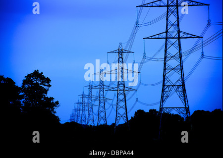 Le transport d'électricité pour le réseau national, l'appui des pylônes les câbles haute tension. Banque D'Images