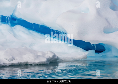 Glaçons pendant de iceberg sur l'île Booth, côté ouest de la péninsule Antarctique, dans le sud de l'océan, les régions polaires Banque D'Images