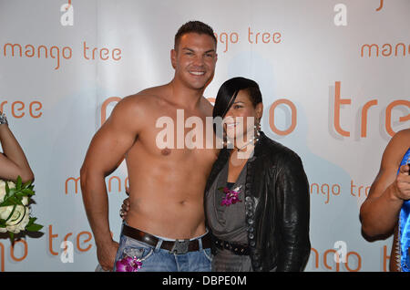 La chanteuse Gabrielle et les gagnants masculins participant au déplacement du Prince et de la princesse Manguier Concours au Mango Tree Restaurant Londres, Angleterre - 14.08.11 Banque D'Images