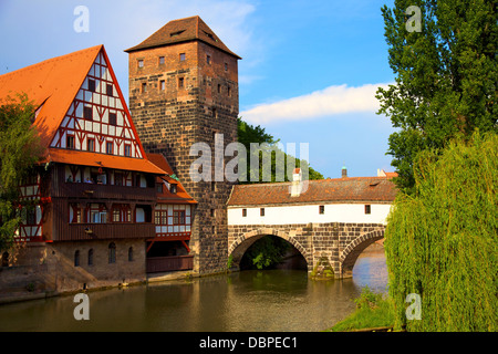 Le magasin de vin et de pont sur la rivière Pegnitz, Nuremberg, Bavière, Allemagne, Europe Banque D'Images