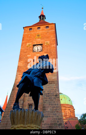 Mariage fontaine en face de la Tour Blanche, Nuremberg, Bavière, Allemagne, Europe Banque D'Images