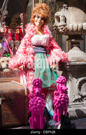 Hongrie Budapest Vaci utca, la rue piétonne principale rue commerçante figure en bois exotiques excentrique de vieille dame avec des caniches roses doll puppet store Banque D'Images