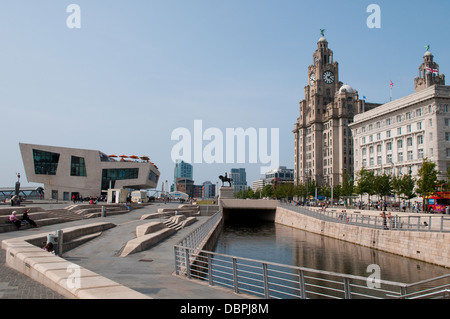 Lien du Canal de Liverpool et de la Mersey Ferry Building, Pier Head, Liverpool, Royaume-Uni Banque D'Images