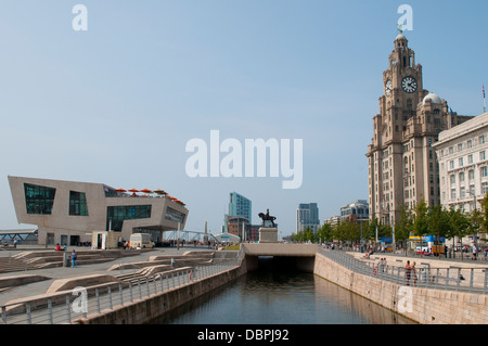 Lien du Canal de Liverpool et de la Mersey Ferry Building, Pier Head, Liverpool, Royaume-Uni Banque D'Images