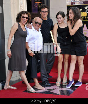 Rhea Perlman et Danny DeVito avec leurs enfants Danny DeVito est honoré avec une étoile sur le Hollywood Walk of Fame, le Hollywood Boulevard, Los Angeles, Californie - 18.08.11 Banque D'Images