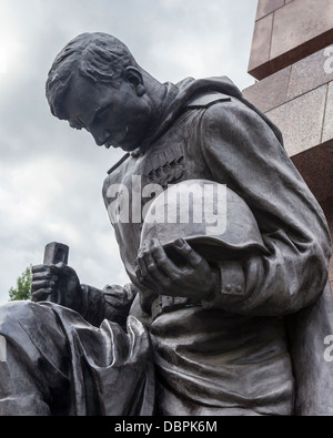 Soldat avec tête courbée holding casque et arme sur le monument commémoratif de guerre soviétique de 5000 soldats qui sont morts dans la SECONDE GUERRE MONDIALE, Treptow, Berlin Banque D'Images