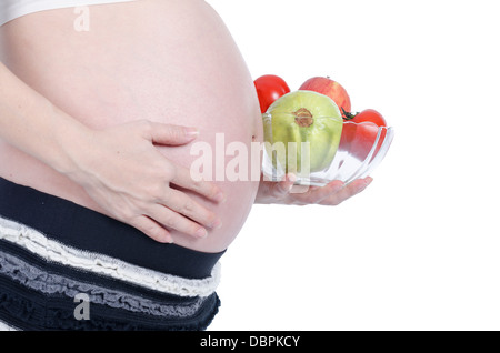 Femme enceinte avec des produits frais fruits isolés sur fond blanc Banque D'Images