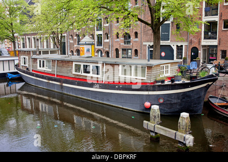Péniche péniche sur un canal à Amsterdam, Pays-Bas Banque D'Images