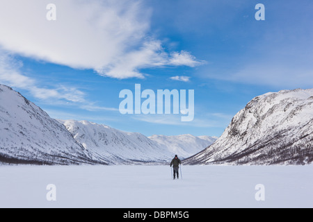 Le ski nautique sur un lac gelé dans Mosstrond, près du plateau du Hardanger, Norway, Scandinavia, Europe Banque D'Images
