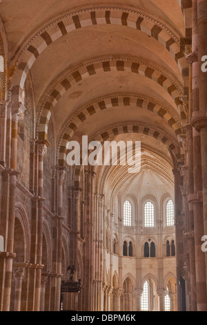 La nef de la Basilique Sainte-Marie-Madeleine, Vezelay, Yonne, Bourgogne, France, Europe Banque D'Images