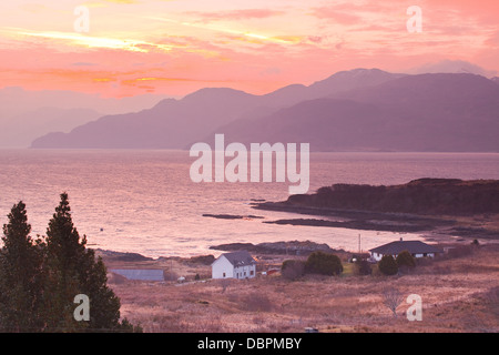 Le Sound of Sleat au lever du soleil, à partir de l'île de Skye, Hébrides intérieures, Ecosse, Royaume-Uni, Europe Banque D'Images